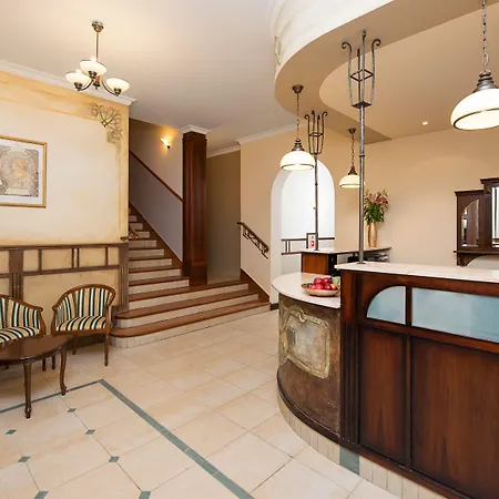 Sedan - Destigo ホテル 2*